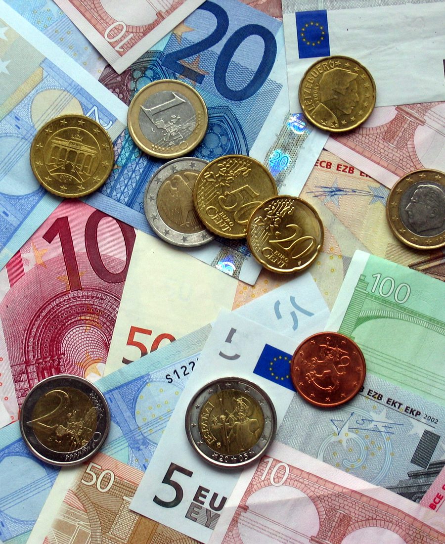 Jetons empilés sur un tapis de jeu